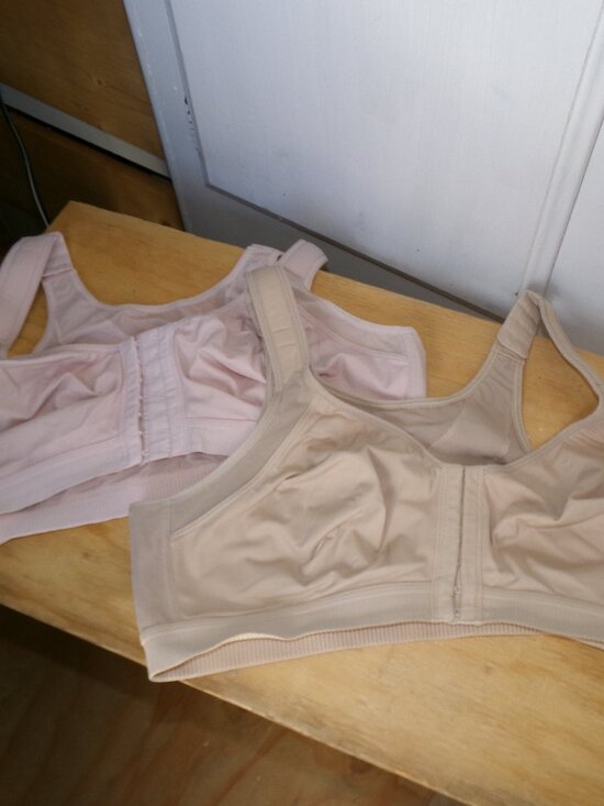 Other - Set of 2 Front Close Bras Sz 40C